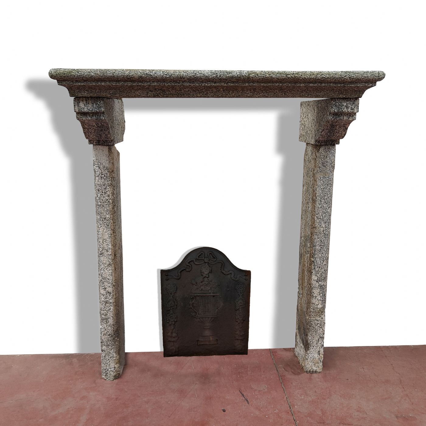 Chimenea de piedra, 116x134 cm de altura. Época 1800.